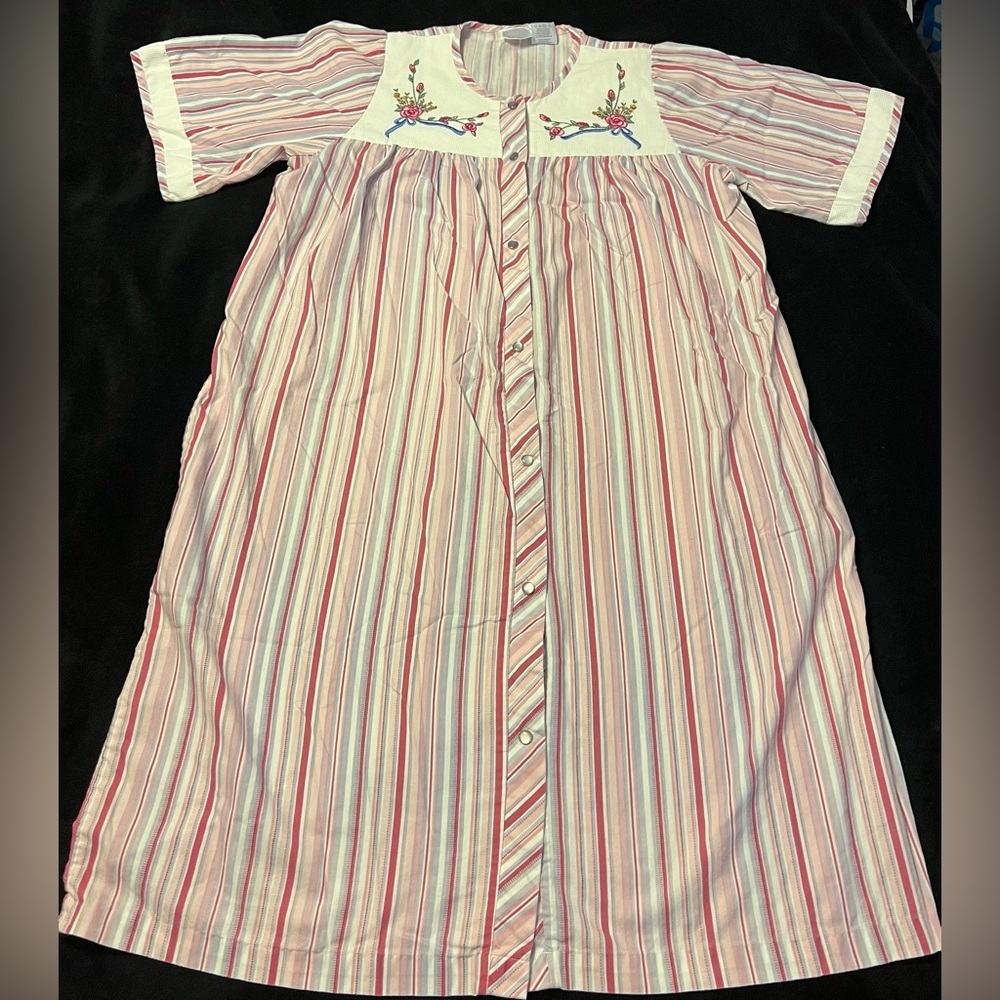 Vtg Coffee Time Pink striped snap-front housecoat/duster -floral embroidery Med